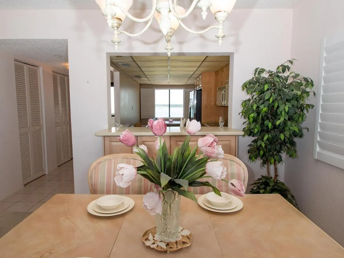 Апартаменты Landmark Towers II 1001 Beautiful Beachfront Condo - One Month Minimum Клеруотер-Бич