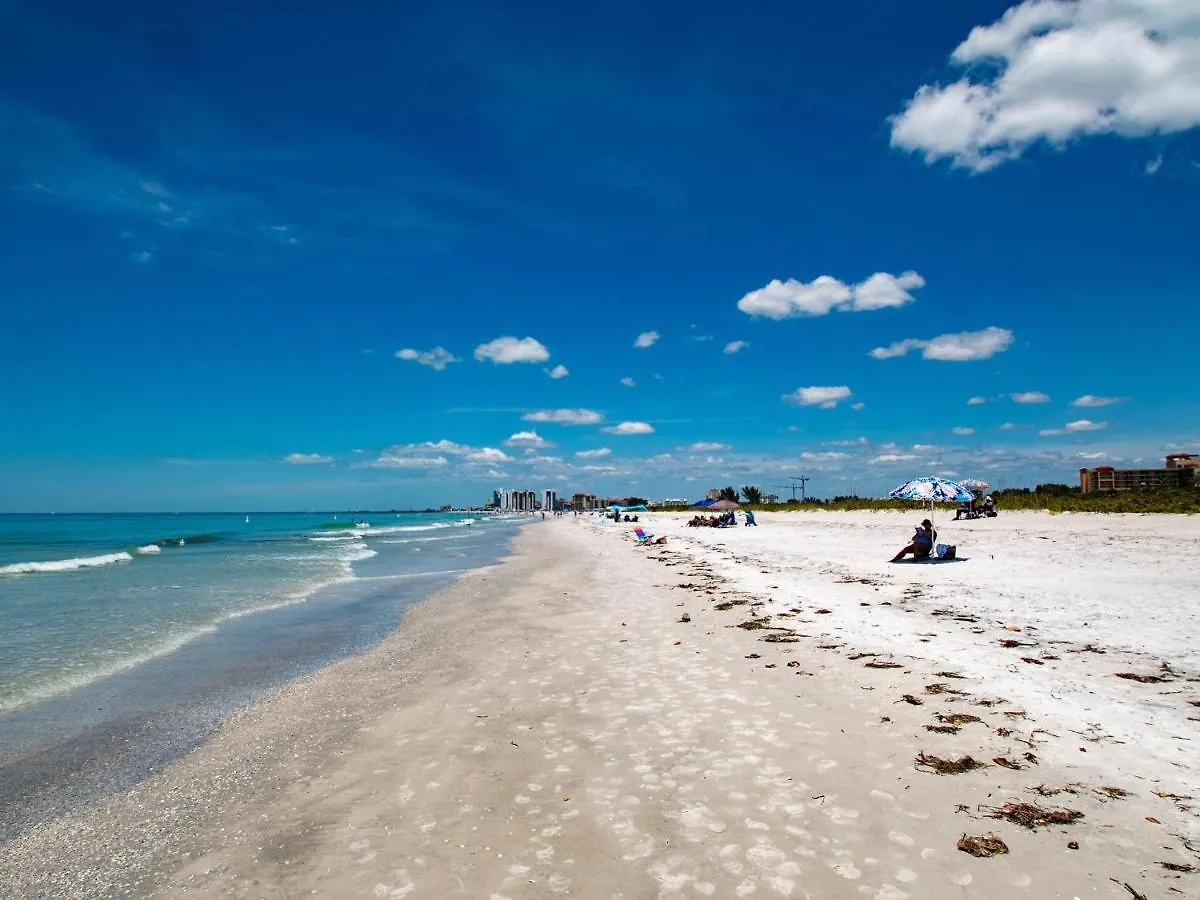 Landmark Towers II 1001 Beautiful Beachfront Condo - One Month Minimum Клеруотер-Бич 0*,